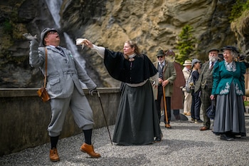 Fans de Sherlock Holmes recrean el fatídico duelo en las cataratas suizas