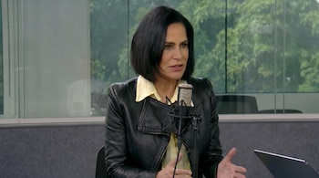Lydia Cacho durante una entrevista con la periodista Carmen Aristegui, el pasado viernes 22 de mayo. (Imagen ilustrativa potenciada con IA | Infobae México)