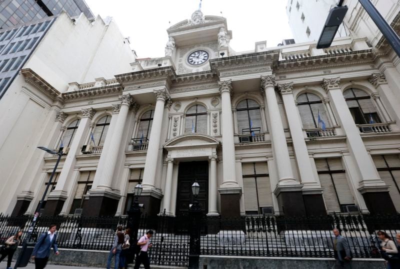 La Justicia rechazó frenar una multa de $119,25 millones a una accionista de una agencia de cambio sancionada por el BCRA, en un expediente por operaciones de USD 1,6 millones que, según el organismo, terminaron abasteciendo al mercado paralelo (Reuters/Enrique Marcarian¡)
