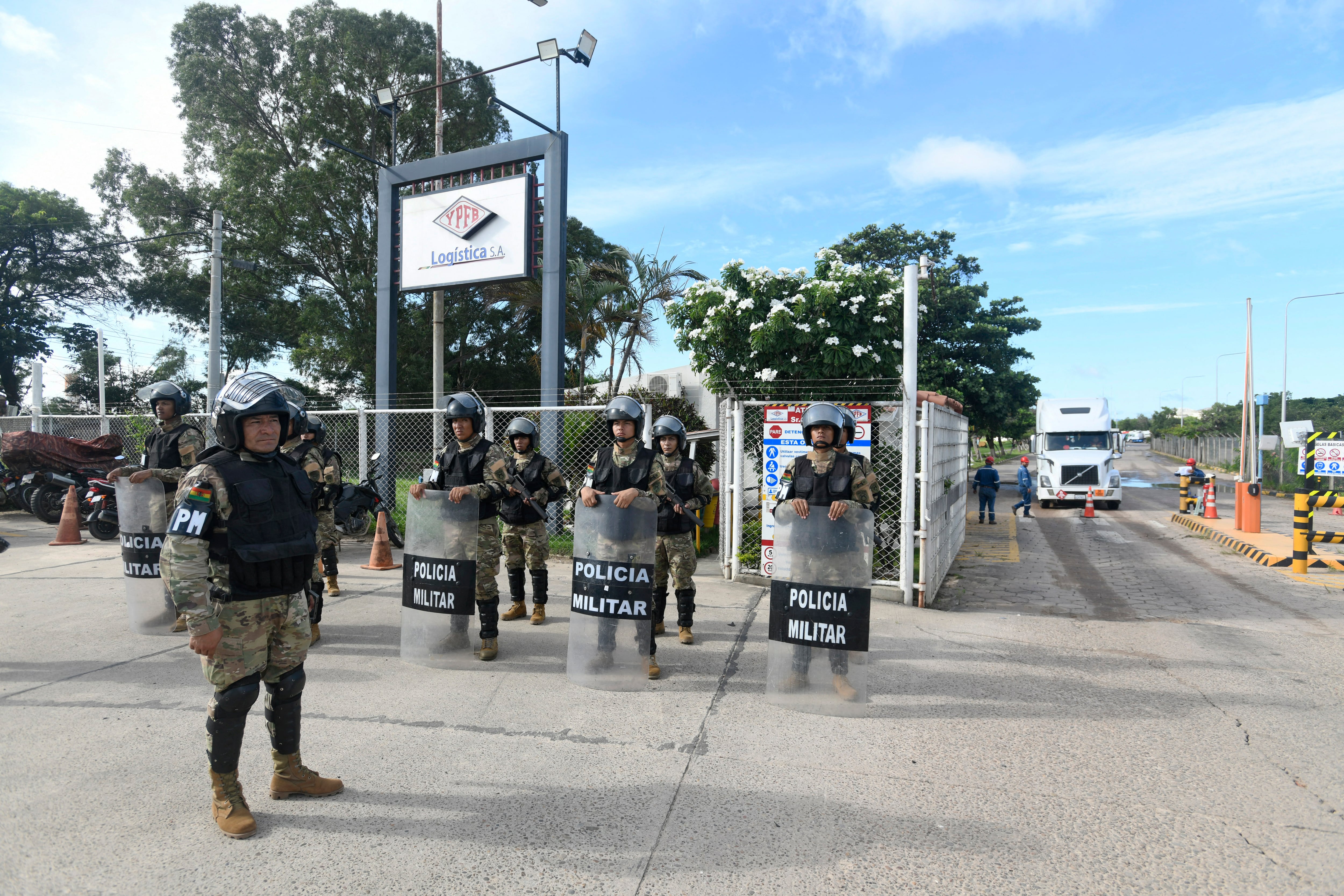 Militares resguardan una planta de YPFB ien Santa Cruz, Bolivia. Marzo 2026. (Photo by Rodrigo URZAGASTI / AFP)