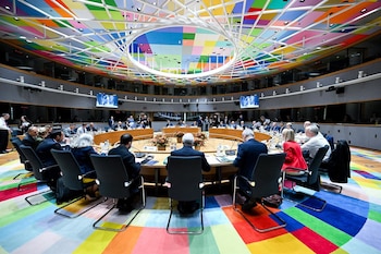 16/10/2026 Los líderes europeos reconocen la "situación especial" de Ceuta y Melilla como única frontera de la UE con África.
Los jefes de Estado y de Gobierno de la Unión Europea han reconocido este viernes la "situación especial" de Ceuta y Melilla como "única" frontera de la Unión Europea con África, en un texto de conclusiones que expresa también la "solidaridad" de los 27 tras la entrada masiva de migrantes a finales de julio.
POLITICA
Pool UE