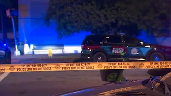Dos hombres fueron hospitalizados tras un tiroteo frente a un restaurante del noroeste de Atlanta en Howell Mill Road (Captura de video)