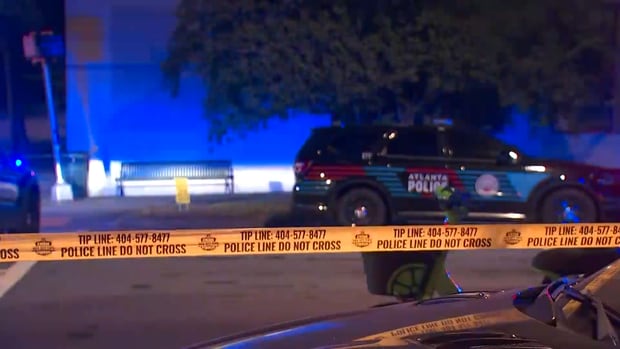 Dos hombres fueron hospitalizados tras un tiroteo frente a un restaurante del noroeste de Atlanta en Howell Mill Road (Captura de video)
