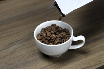 El café destaca por su contenido en polifenoles, vitamina B2, B3, magnesio y potasio, compuestos que ayudan a mejorar los niveles sanguíneos de triglicéridos y colesterol
EFE/ Carlos Ortega