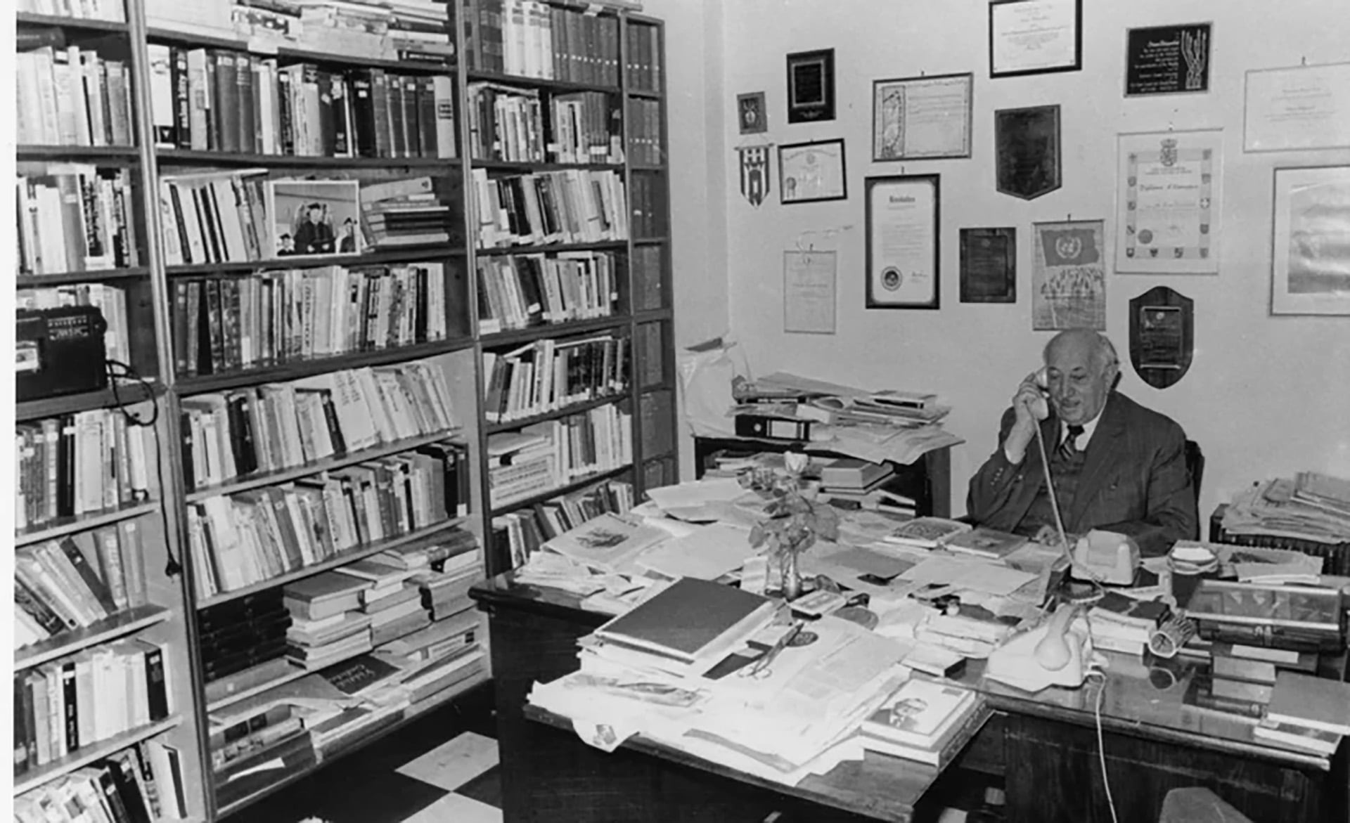 Tras la liberación de Mauthausen, Simon Wiesenthal se incorporó al equipo aliado de crímenes de guerra y abrió en 1946 un Centro de Documentación Judía en Linz