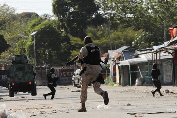 Desde la tarde del sábado 2 de marzo han ocurrido hostigamientos armados de las pandillas en Haití. (Crédito: REUTERS/Ralph Tedy Erol)