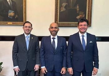 El ministro Aguilar sostuvo una reunión bilateral con el embajador emiratí Omar Rashed Al Neyadi en la Cancillería costarricense. Crédito: Ministerio de Relaciones Exteriores y Culto