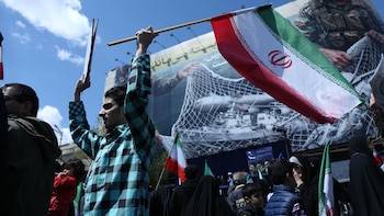 Miles de iraníes salen a las calles para homenajear a Ali Jamenei, 40 días después de su asesinato