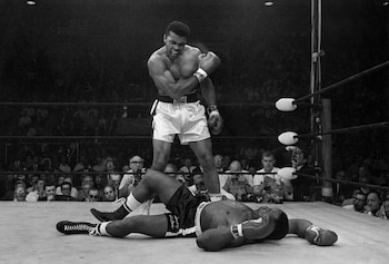 Una foto histórica. Muhammad Ali festeja frente a un derrotado Sonny Liston (Foto de archivo de AP/John Rooney)