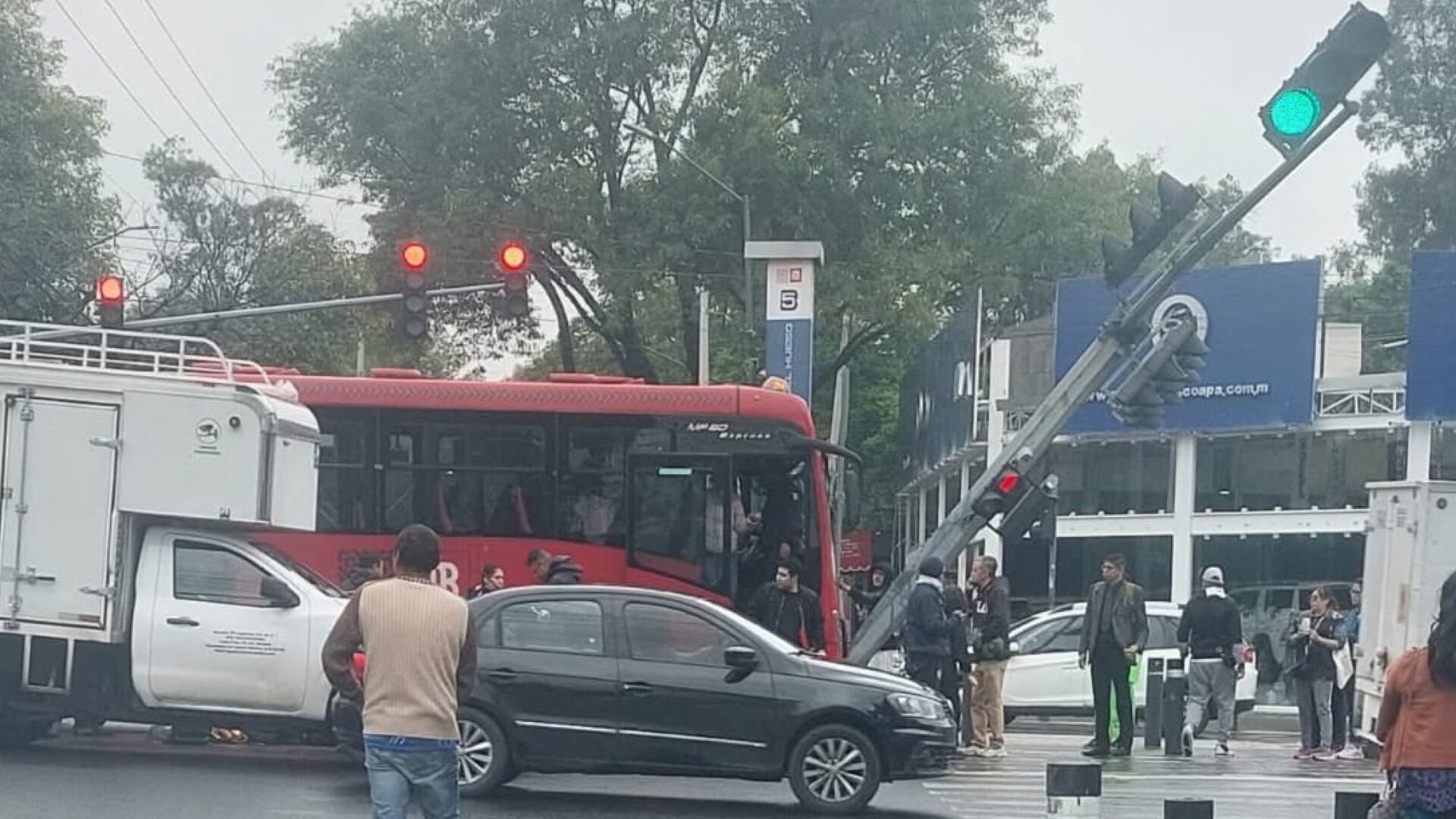 Unidad de Metrobús choca contra semáforo en la alcaldía Coyoacán. Facebook: XM/Vero.