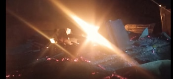 Los agentes ocuparon un encendedor amarillo al detenido y técnicos procesaron la escena junto a bomberos y Defensa Civil para aclarar las circunstancias del hecho ocurrido de madrugada (Captura de pantalla, cortesía).