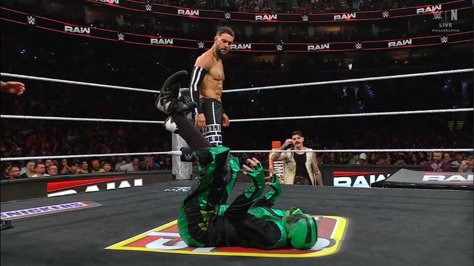 Finn Bálor y JD McDonagh, con ayuda de Dominik Mysterio, derrotaron a Mr. Iguana y Dragón Lee, dejando un final amargo para la afición. (Captura de pantalla)