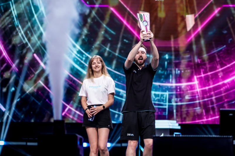 Franco Vitali junto a la francesa Lina, a quien venció por 2-1 en la final de Phygital Dancing de los Games of the Future 2026 (Créditos: Phygital Games of the Future)