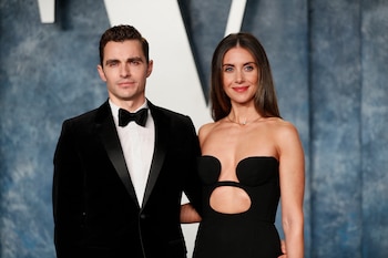 Dave Franco contó que mantiene con Alison Brie una rutina de mensajes extensos cuando están separados por trabajo (REUTERS)