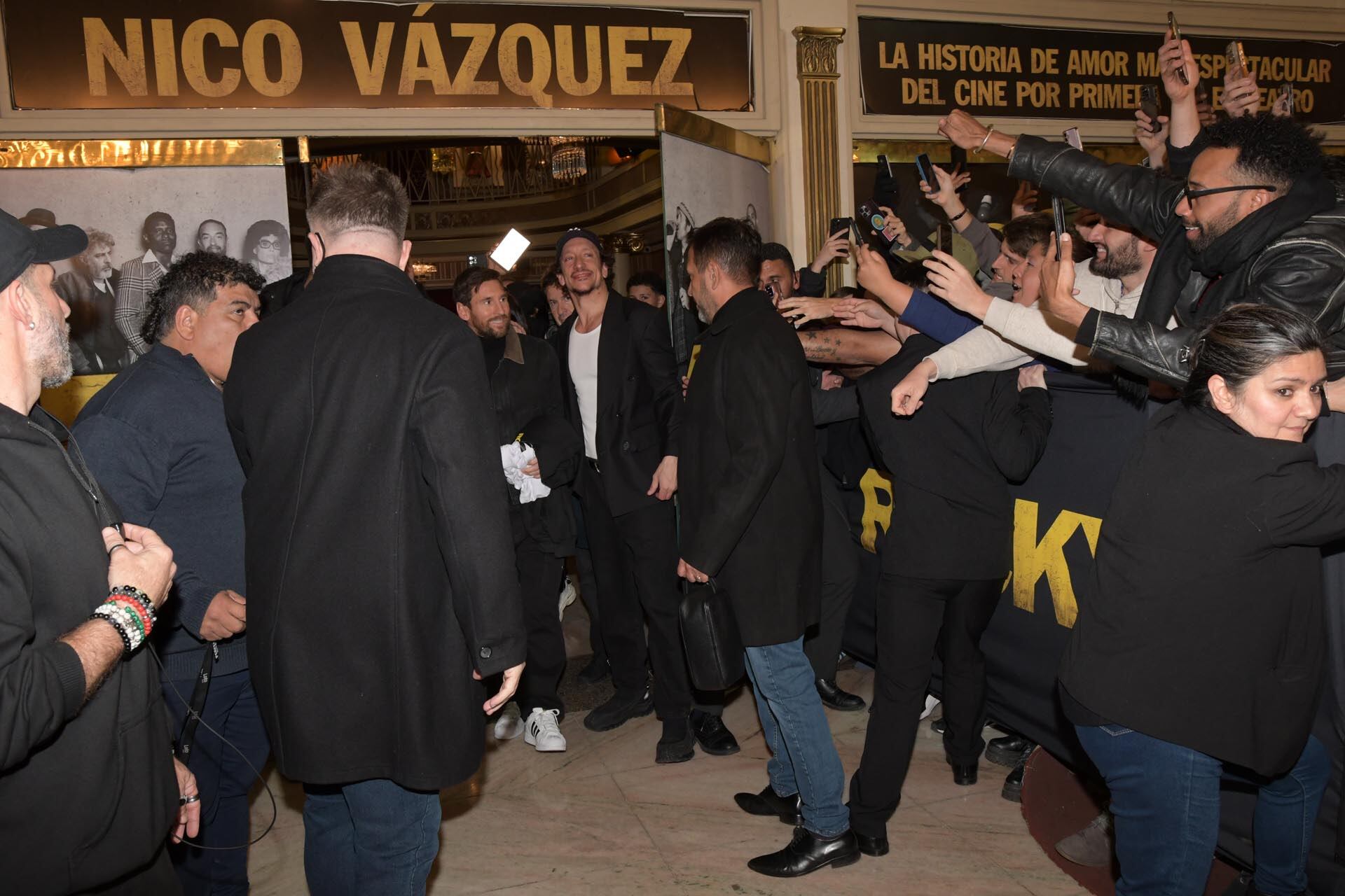 Una multitud esperaba a Messi en las afueras del teatro