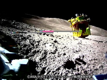 El SLIM en una imagen tomada por el rover LEV-2 en la Luna (JAXA/Reuters)