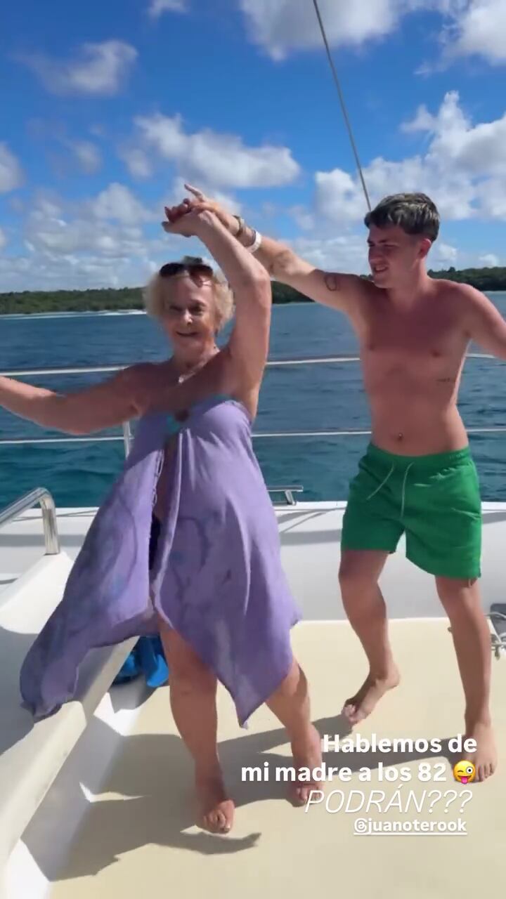 Norma y Juan Otero, la madre y el hijo de Florencia Peña, bailaron arriba de un yate en el Caribe (Instagram)