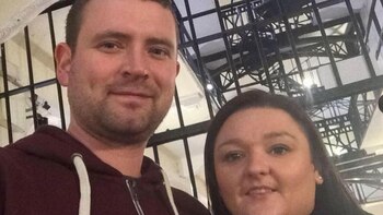 Josh Willis junto a su