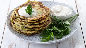 Kolokithokeftedes, los buñuelos de queso feta y calabacín típicos de Grecia y fáciles de hacer que el chef José Andrés sirve en su restaurante