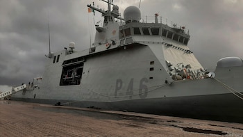 Un militar de la Armada es condenado a prisión por ocultar que derramó por accidente miles de litros de combustible al mar: no tendrá que indemnizar al Estado por su error