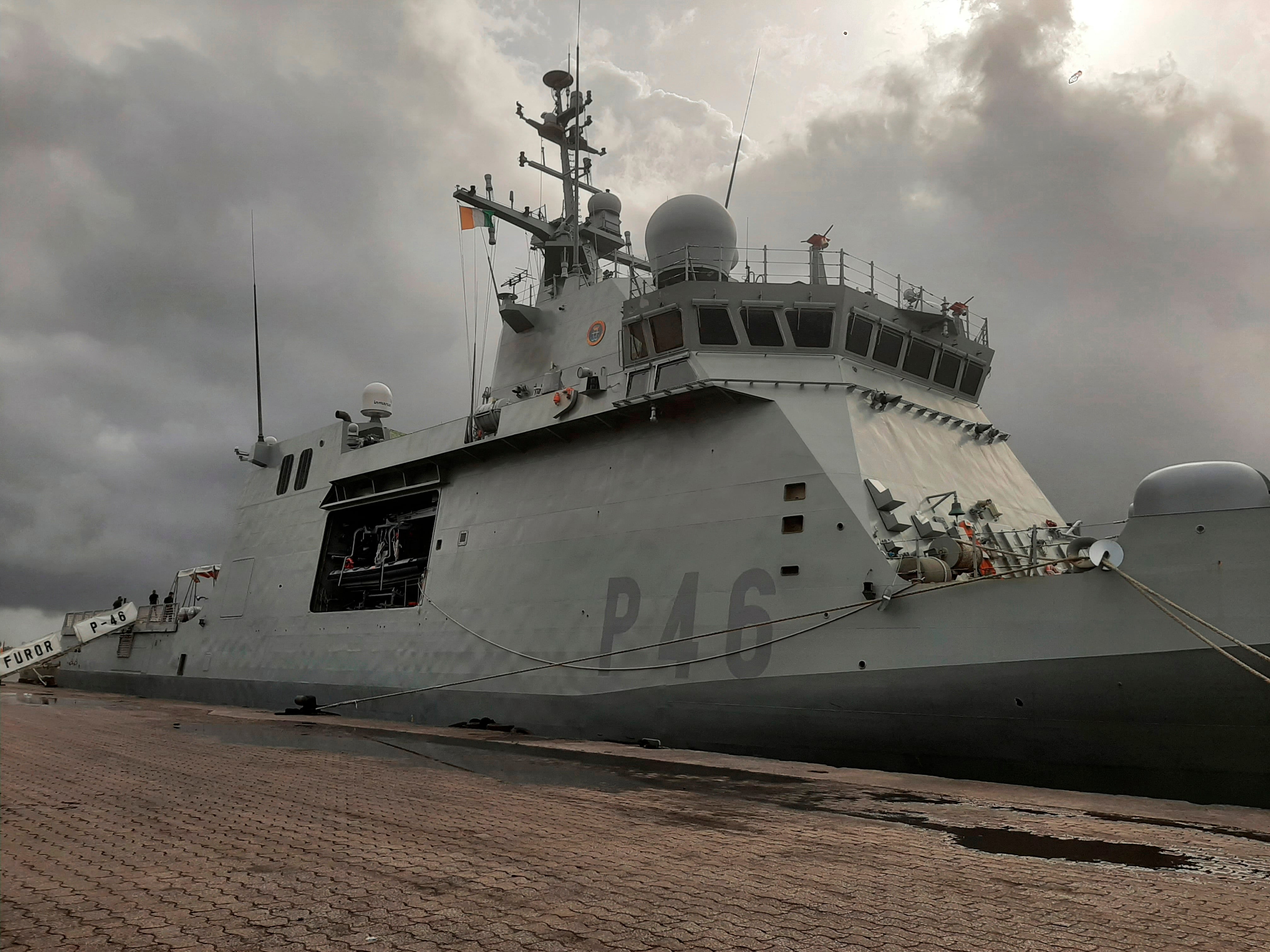 Un militar de la Armada es condenado a prisión por ocultar que derramó por accidente miles de litros de combustible al mar: no tendrá que indemnizar al Estado por su error