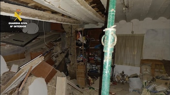 Apuntalado el bar que se ha derrumbado en San Vicente de la Sonsierra. (Europa Press)