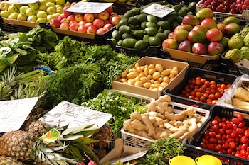 Frutas y verduras en un mercado de Marbella, Málaga (Magnific)