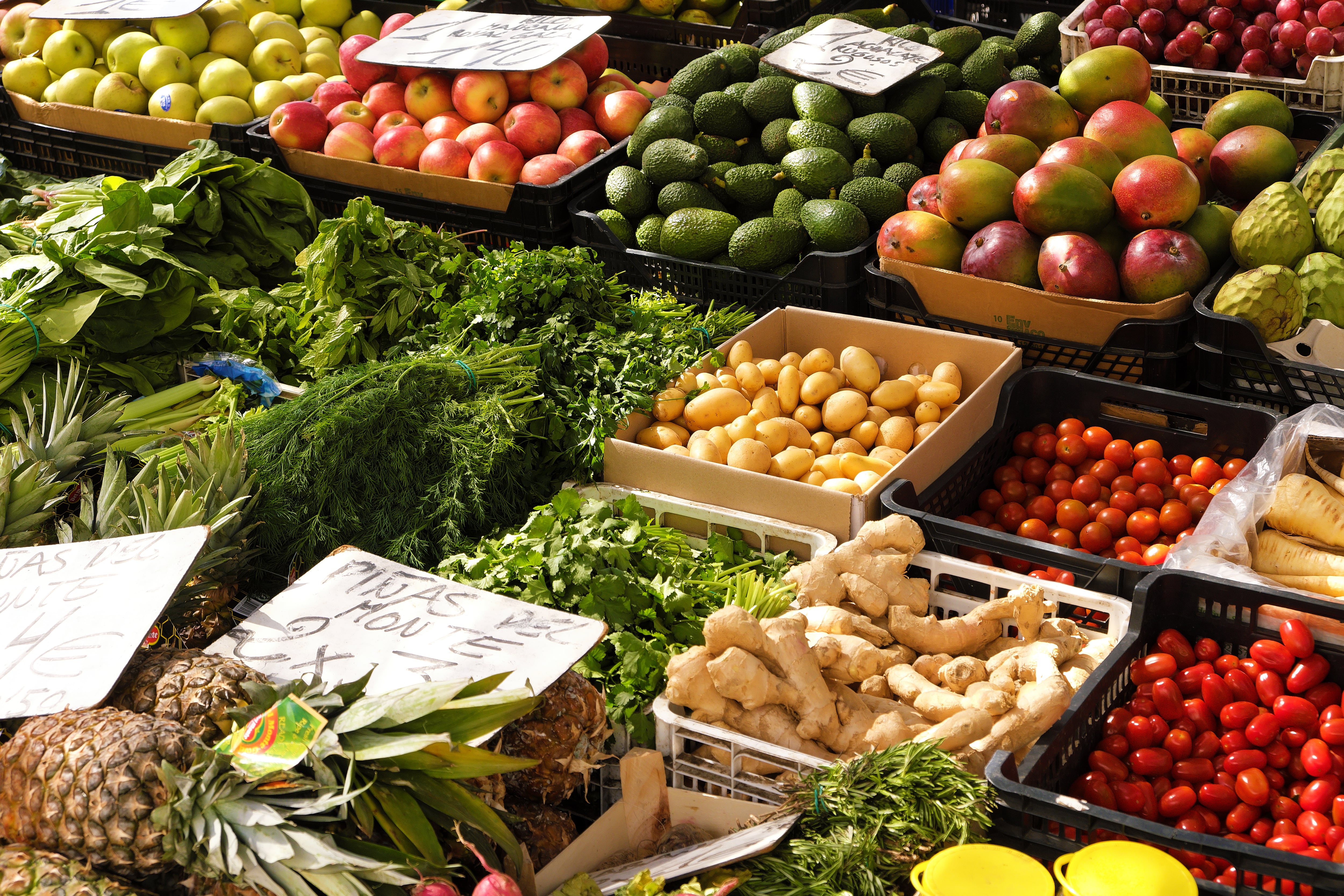 Frutas y verduras en un mercado de Marbella, Málaga (Magnific)