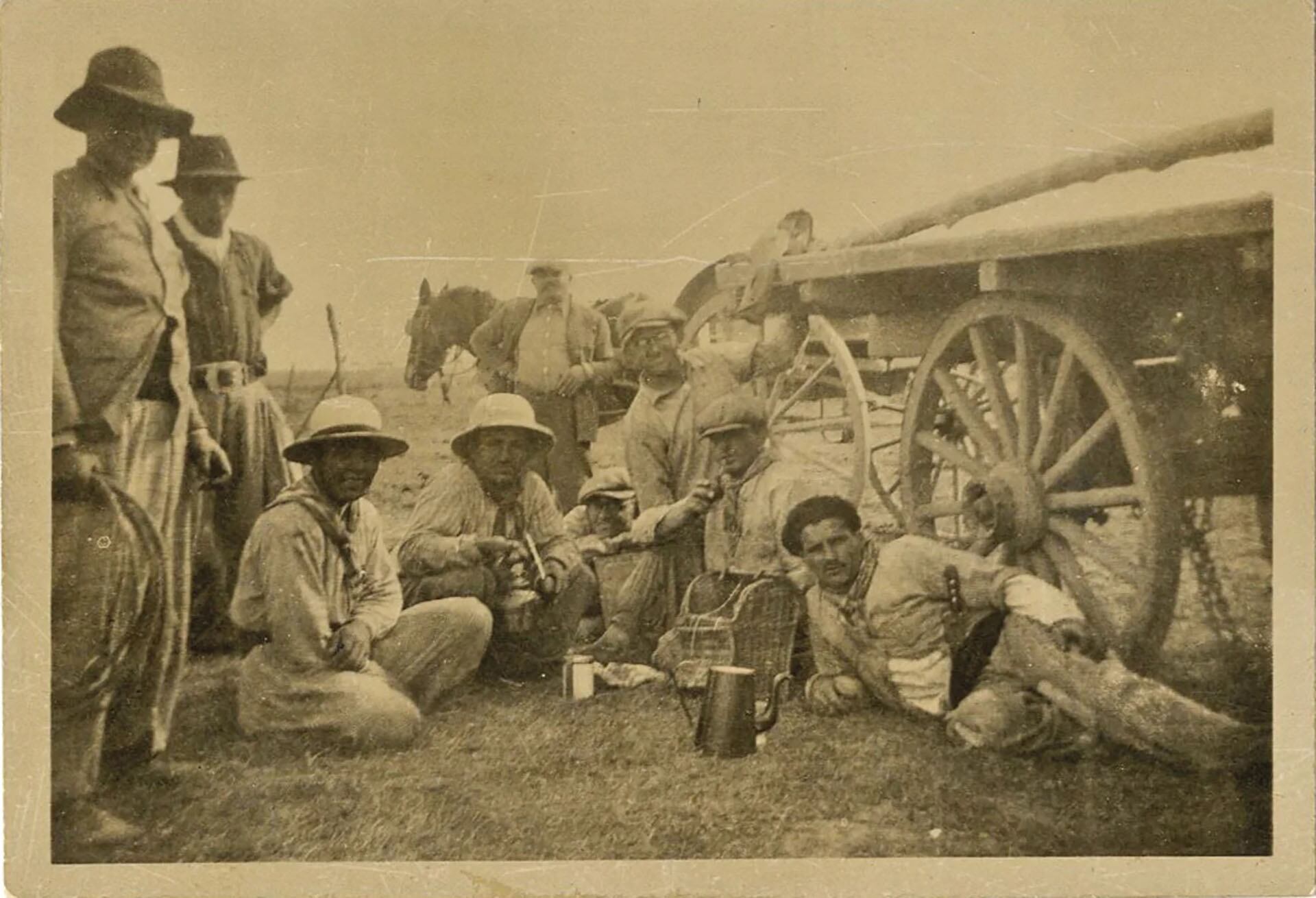 Colonos judíos en Moisés Ville, a finales de la década de 1930 (Colección fotográfica de la Jewish Colonization Association, Central de Archivos para la Historia del Pueblo Judío, Jerusalén)