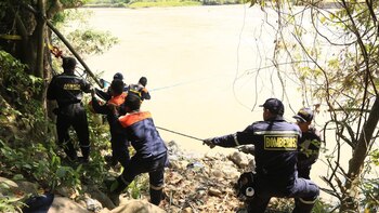 Encuentran vehículo que cayó al