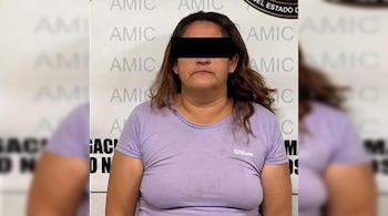 Retrato de una mujer de cabello castaño y camiseta lila con la cara censurada y un fondo con las letras AMIC y un logo institucional.