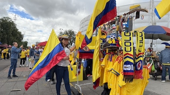 Miles de aficionados llegaron a las afueras de El Campín para acompañar a la Selección Colombia en su último partido en casa antes del Mundial 2026 - crédito Camilo Zabaleta/Infobae Colombia