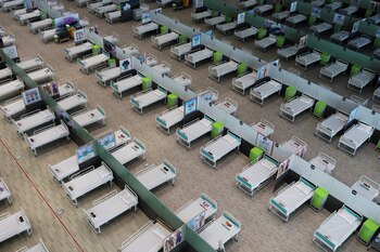 La aparición del coronavirus toma una trayectoria diferente, pero los principios son similares: el SARS, el síndrome respiratorio del Medio Oriente (MERS) y COVID-19 aparentemente tienen su origen en los virus de murciélagos enzoóticos (REUTERS)