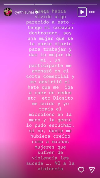 Captura de pantalla de una historia de Instagram de Cynthia Urias con texto sobre fondo degradado rosa y púrpura, con iconos de red social