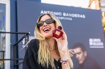 Stephanie Demner posando con su