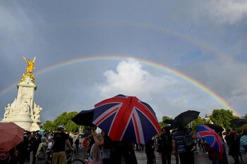 Se forma un arcoíris mientras la gente se reúne fuera del Palacio de Buckingham, luego de una declaración del Palacio sobre las preocupaciones por la salud de la Reina Isabel de Gran Bretaña, en Londres, Inglaterra, el 8 de septiembre de 2022. REUTERS/Toby Melville