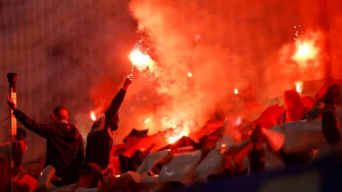 El incidente en el partido ante Cambuur Leeuwarden dejó siete heridos y obligó a detener el encuentro durante unos 20 minutos (REUTERS)