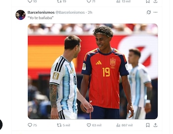 Lionel Messi, con camiseta argentina número 10, y un jugador de la selección española, con camiseta roja número 19, en una cancha de fútbol