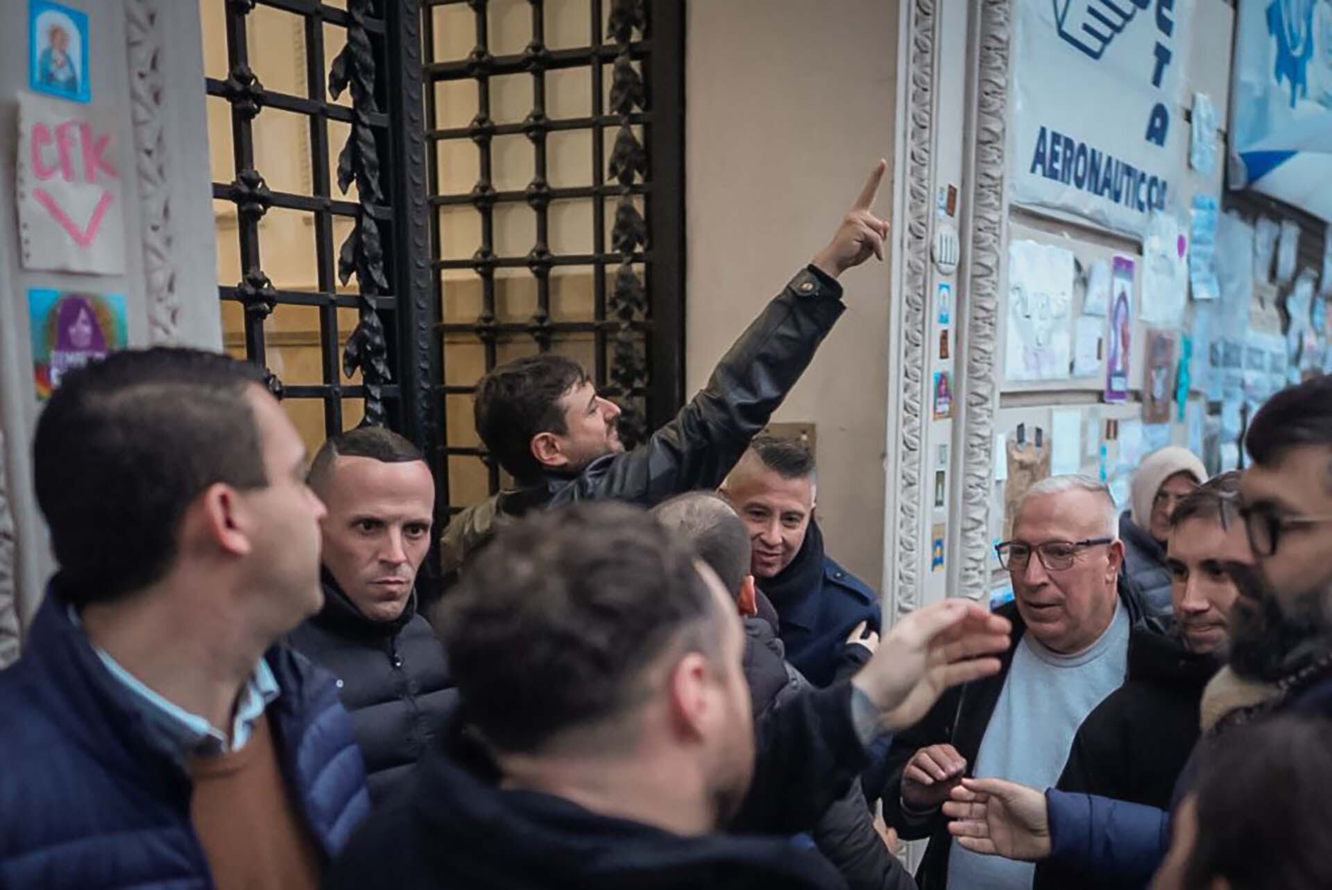 Grabois saluda a los manifestantes que fueron hasta la casa de CFK: la ex presidenta recibió a referentes de Patria Grande (Argentina Humana)