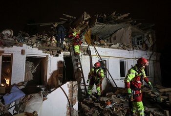 Un ataque ruso sobre una comisaría en Kharkiv dejó un muerto y al menos 30 heridos (REUTERS)