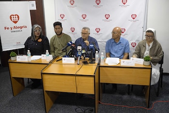 El director general del Movimiento Internacional de Educación Fe y Alegría en Venezuela, José Terán (c), habla junto a la coordinadora del movimiento, Yameli Martínez (i), el director de la escuela técnica Fe y Alegría Venezuela, Leonardo Suárez (2-i), el director de la escuela técnica Fe y Alegría San José Obrero, Rafael Peña, y la directora del colegio Fe y Alegría Venezuela, Ivonne González, durante una rueda de prensa sobre el impacto en la educación por el doble terremoto del pasado 24 de junio (EFE/Ronald Peña R)