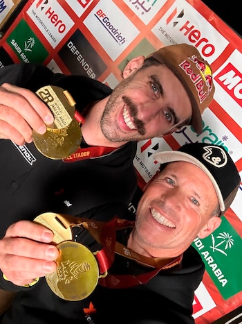 Mostrando la medalla por ganar