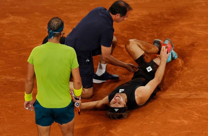 La lesión sufrida por Zverev en las semifinales de Roland Garros 2022 ante Rafael Nadal lo dejó fuera del torneo y exigió una rehabilitación de varios meses (REUTERS/Gonzalo Fuentes)