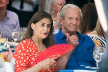 Peter Beard junto a su