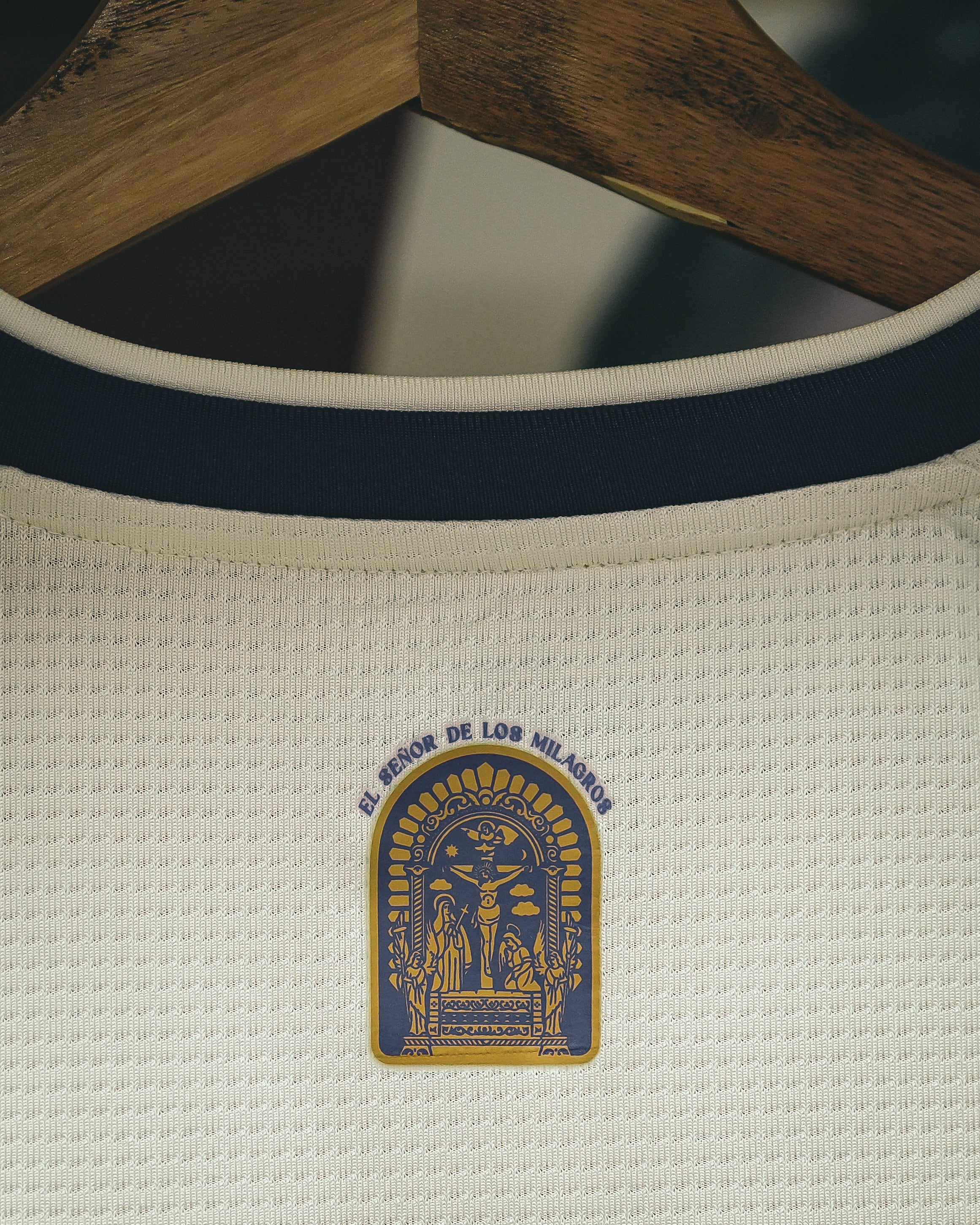 Los detalles de la nueva camiseta de Universitario por el Señor de Los Milagros.