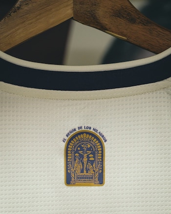 Los detalles de la nueva camiseta de Universitario por el Señor de Los Milagros.