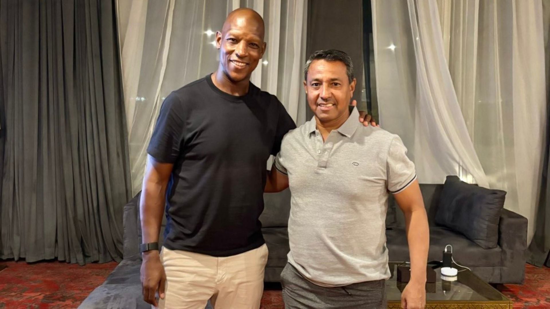 Titus Bramble al lado de Nolberto Solano en una reunión privada en Islamabad. - Crédito: Zeeshan Shafi