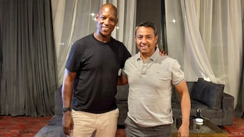 Nolberto Solano suma a antiguo referente de la Premier League a su comando técnico en Pakistán con el propósito de reforzar aspectos defensivos