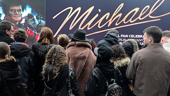 El estreno mundial de la película sobre Michael Jackson en Berlín desata la euforia entre miles de fans