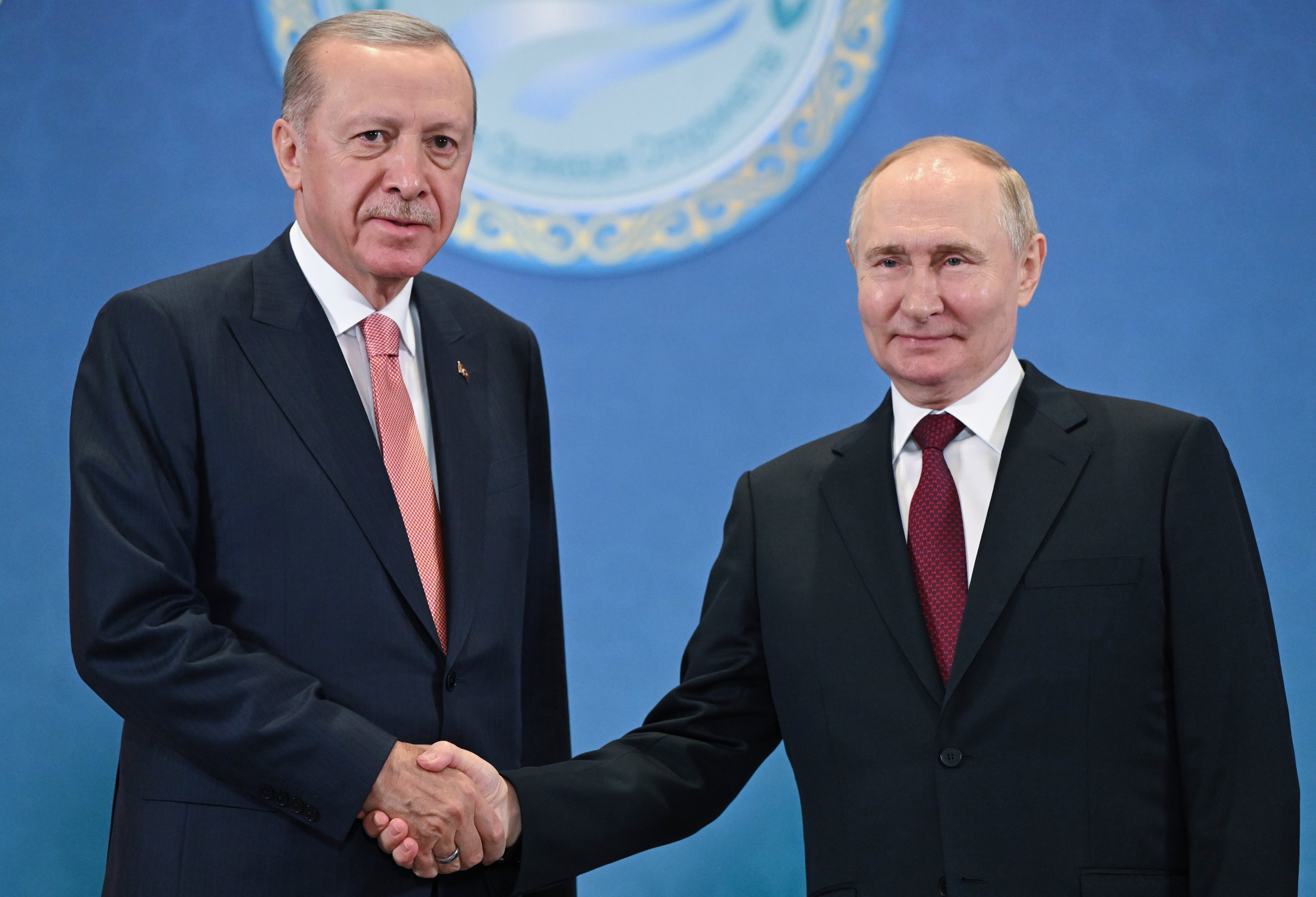 ARCHIVO - El presidente ruso Vladímir Putin, derecha, posa con su homólogo turco Recep Tayyip Erdogan durante una reunión en el marco de la cumbre de la Organización de Cooperación de Shanghái, en Astana, Kazajistán, el 3 de julio de 2024 (Sergey Guneyev, Sputnik, Kremlin Pool Photo via AP, archivo)